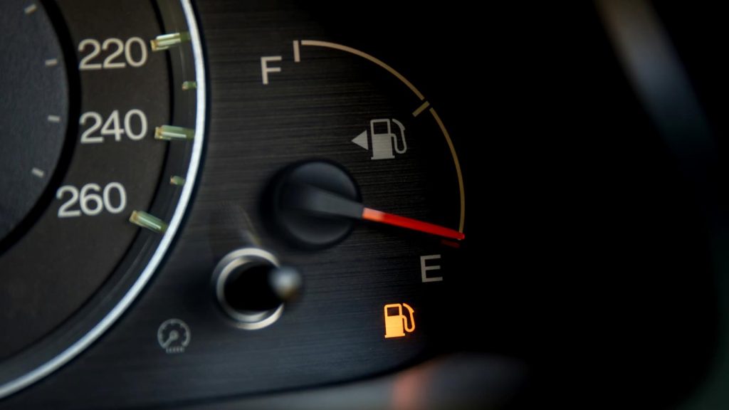 Οδήγηση με λαμπάκι βενζίνης: Βλάπτει το όχημα ή όχι;