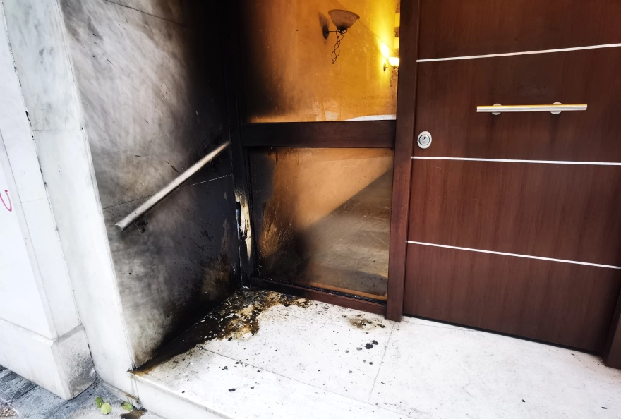 Γκύζη: Έκρηξη αυτοσχέδιου εμπρηστικού μηχανισμού σε είσοδο πολυκατοικίας (φώτο)