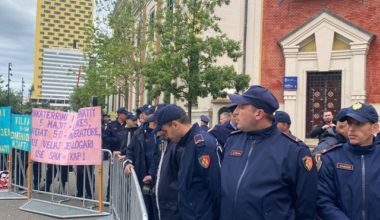 Τίρανα: Διαδηλωτές έβαλαν φωτιά στην κεντρική πόρτα του δημαρχείου – Απαίτησαν την παραίτηση του δημάρχου (βίντεο)
