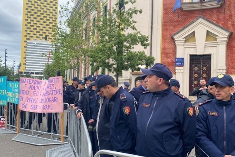 Τίρανα: Διαδηλωτές έβαλαν φωτιά στην κεντρική πόρτα του δημαρχείου – Απαίτησαν την παραίτηση του δημάρχου (βίντεο)