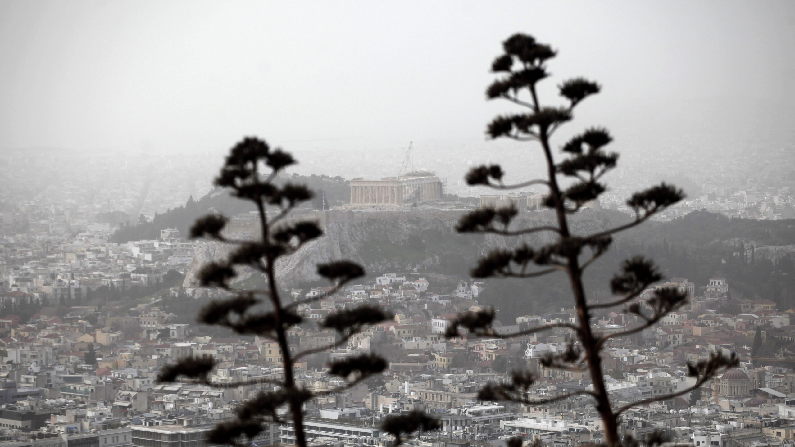 Καιρός: Aφρικάνικη σκόνη, τοπικές βροχές και άνοδος της θερμοκρασίας αύριο