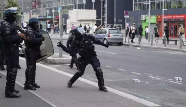 Χάος στο Παρίσι από διαδήλωση Αφγανών: Κτύπησαν  πολίτες έσπασαν καταστήματα και συγκρούστηκαν με την Αστυνομία