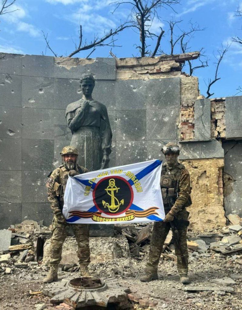 Σε ρωσικά χέρια η Νοβομιχαΐλοβκα: Οι πεζοναύτες ύψωσαν την σημαία (φωτό)