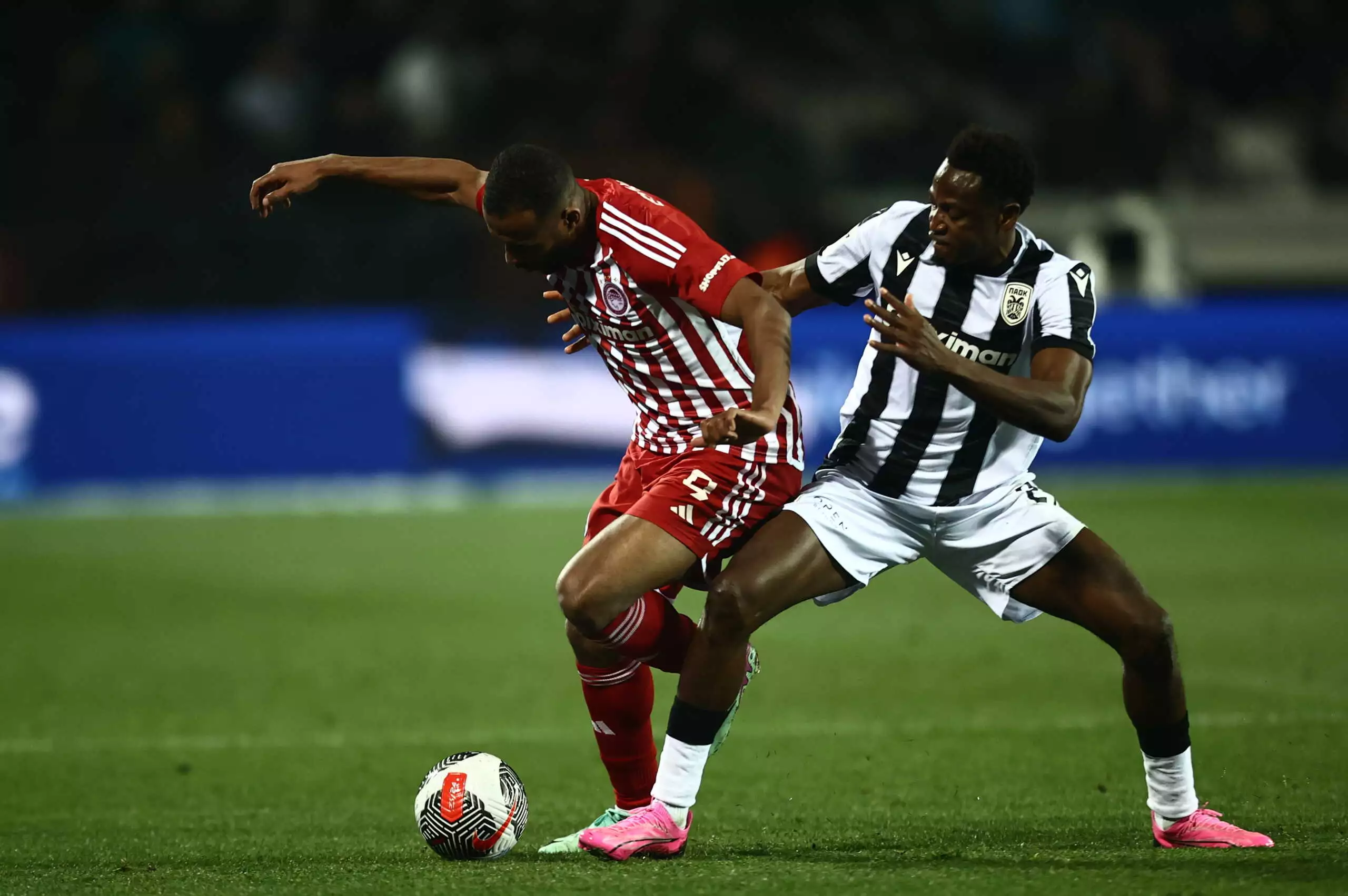 Ο Ολυμπιακός επικράτησε με σκορ 2-1 του ΠΑΟΚ στο «Γ. Καραϊσκάκης» και παραμένει «ζωντανός» για τον τίτλο