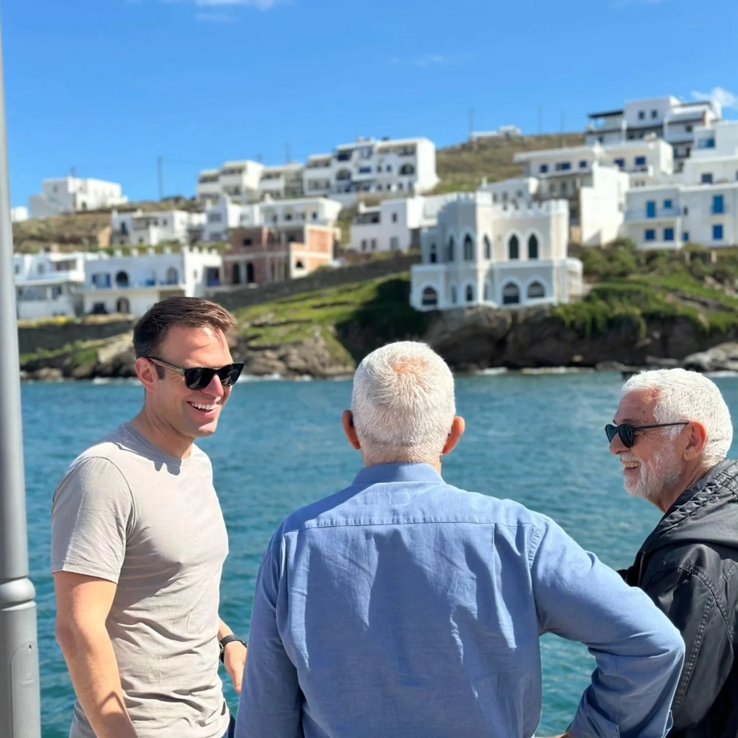 Σύρος: Η στιγμή που ο Σ.Κασσελάκης συνάντησε ηλικιωμένο έξω από το νοσοκομείο