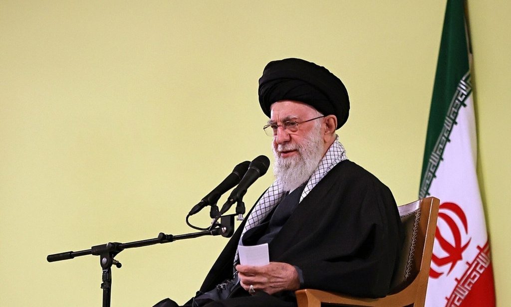 Ιράν: Ο Χαμενεΐ ευχαριστεί τις ένοπλες δυνάμεις για την επίθεση εναντίον του Ισραήλ