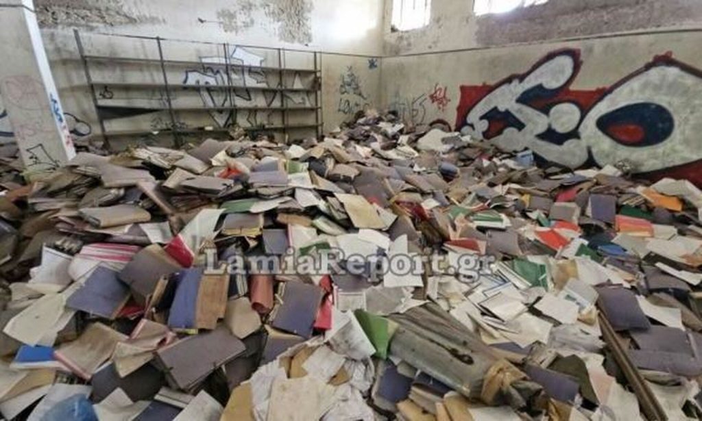 Λαμία: Υγειονομική «βόμβα» σε εγκαταλελειμμένες αποθήκες – Εικόνες ντροπής με λεηλατημένα δημόσια έγγραφα (βίντεο)