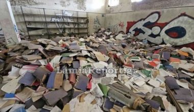 Λαμία: Υγειονομική «βόμβα» σε εγκαταλελειμμένες αποθήκες – Εικόνες ντροπής με λεηλατημένα δημόσια έγγραφα (βίντεο)