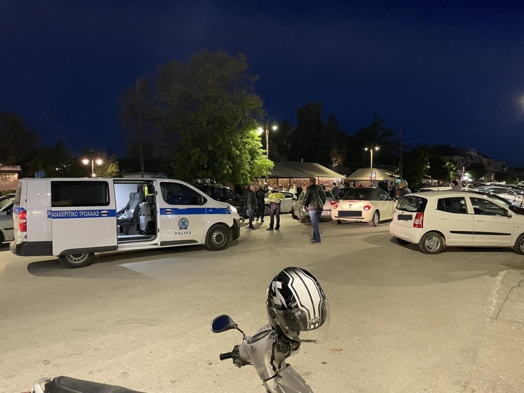 Λάρισα: Αυτοκίνητο παρέσυρε και τραυμάτισε ανήλικο – Έπεσε και σε άλλα οχήματα (φωτο)