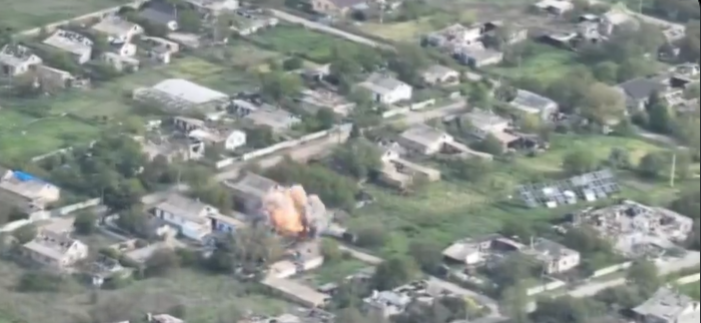 Η στιγμή που ρωσικό LMUR καταστρέφει κτίριο με Ουκρανούς πιλότους drone (βίντεο)