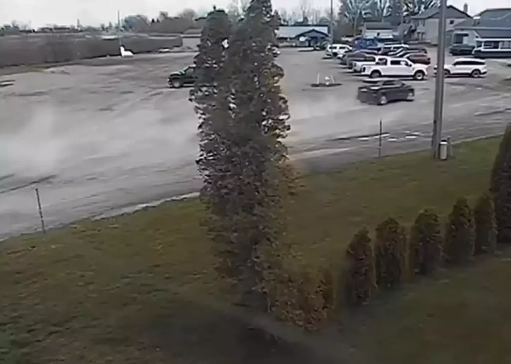 Μίσιγκαν: Οδηγός υπό την επήρεια μέθης σκότωσε 2 παιδιά πέφτοντας με το όχημά της σε παιδικό πάρτι (βίντεο)