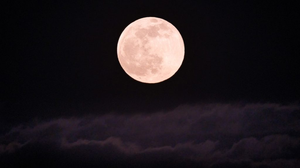 Ροζ Πανσέληνος: Πότε θα απολαύσουμε στον ουρανό το «Πασχαλινό Φεγγάρι»