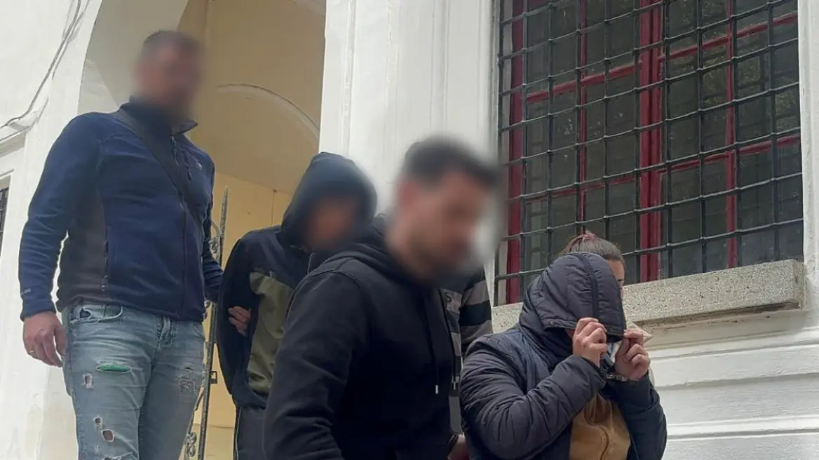 Πήραν προθεσμία για να απολογηθούν οι γονείς του βρέφους που πέθανε από πνιγμό στην Κω