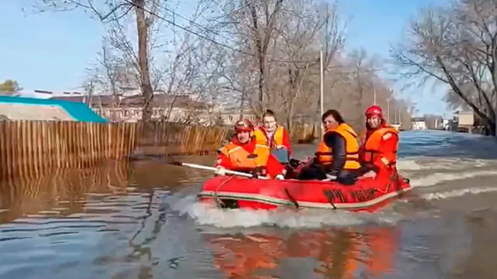 Ρωσία: Προειδοποίηση για διαρροή ραδιενέργειας στον ποταμό Τομπόλ – Νερά πλημμυρών κατευθύνονται σε ορυχείο ουρανίου