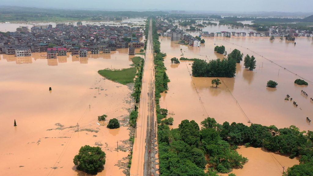 Κίνα: 11 αγνοούμενοι από τις πλημμύρες – 60.000 αναγκάστηκαν να εγκαταλείψουν τα σπίτια τους