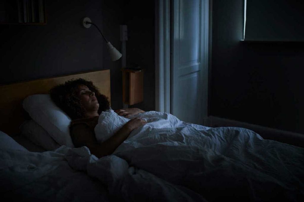 Νέα μελέτη αποκαλύπτει την αθώα συνήθεια στον ύπνο που αυξάνει τον κίνδυνο εγκεφαλικού επεισοδίου