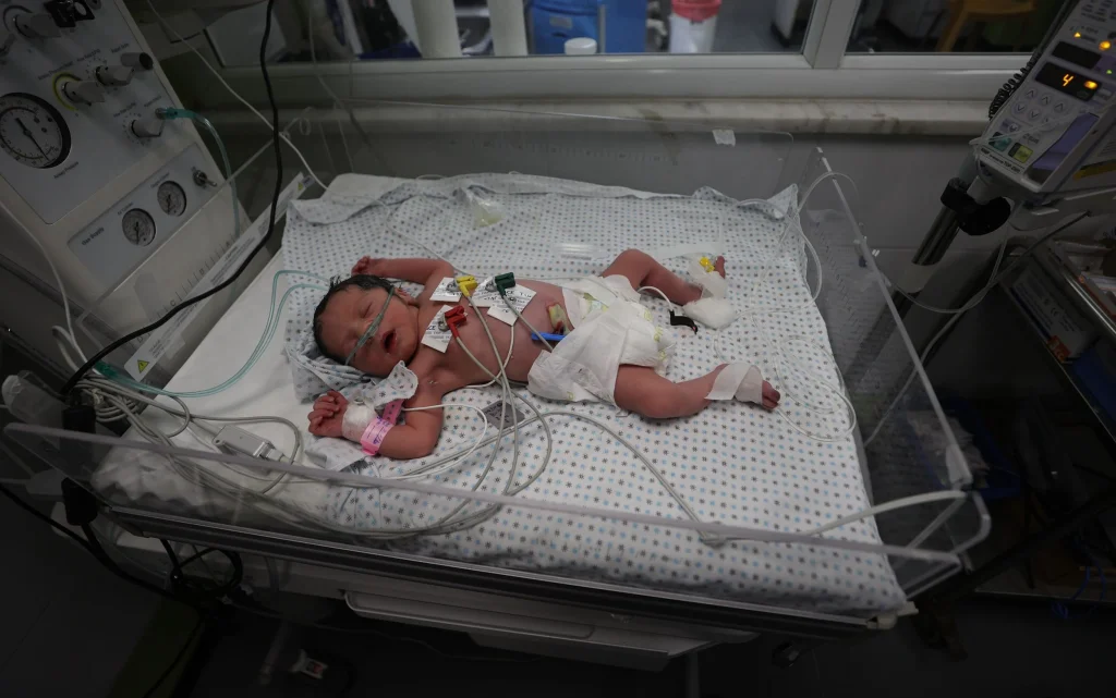 Γάζα: Μωρό γεννήθηκε με καισαρική αφότου η μητέρα του πέθανε σε ισραηλινή επιδρομή στη Ράφα