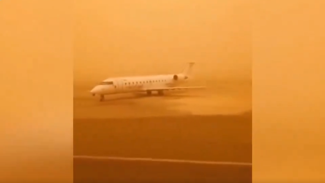 Ανατολική Λιβύη: Ανεστάλη η εναέρια κυκλοφορία λόγω ισχυρής αμμοθύελλας (βίντεο)