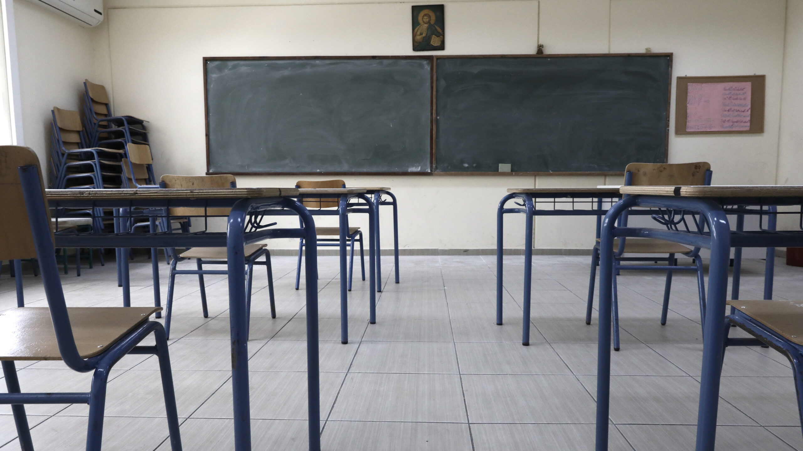 Πάτρα: Γέμισε αφρούς και έκλεισε το 3ο Δημοτικό σχολείο – Εξωσχολικοί κατέστρεψαν τους πυροσβεστήρες