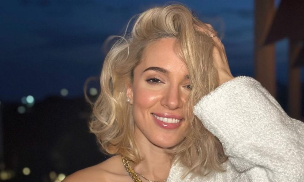 Καλομοίρα: Πόζαρε με μπικίνι σε παραλία στην Φλόριντα (φώτο)