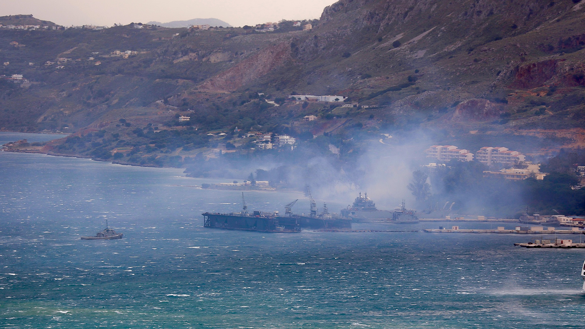 ΥΠΕΘΑ για φωτιά στα Χανιά: «Δεν έχουν αναφερθεί υλικές ζημιές στο Ναύσταθμο της Κρήτης»