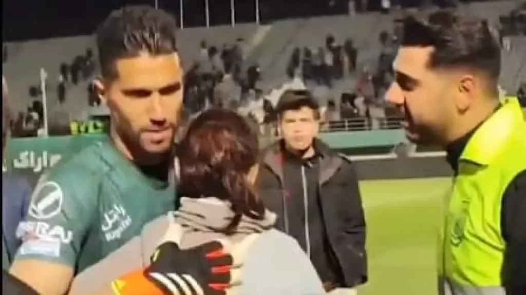 Ιράν: Τερματοφύλακας τιμωρήθηκε γιατί αγκάλιασε γυναίκα στο γήπεδο (βίντεο) 