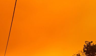 Απόκοσμο σκηνικό με κιτρίνο και πορτοκαλί ουρανό στην Ελλάδα – Ανεξήγητη σκόνη «μπουκώνει» ακόμα και τα air-condition