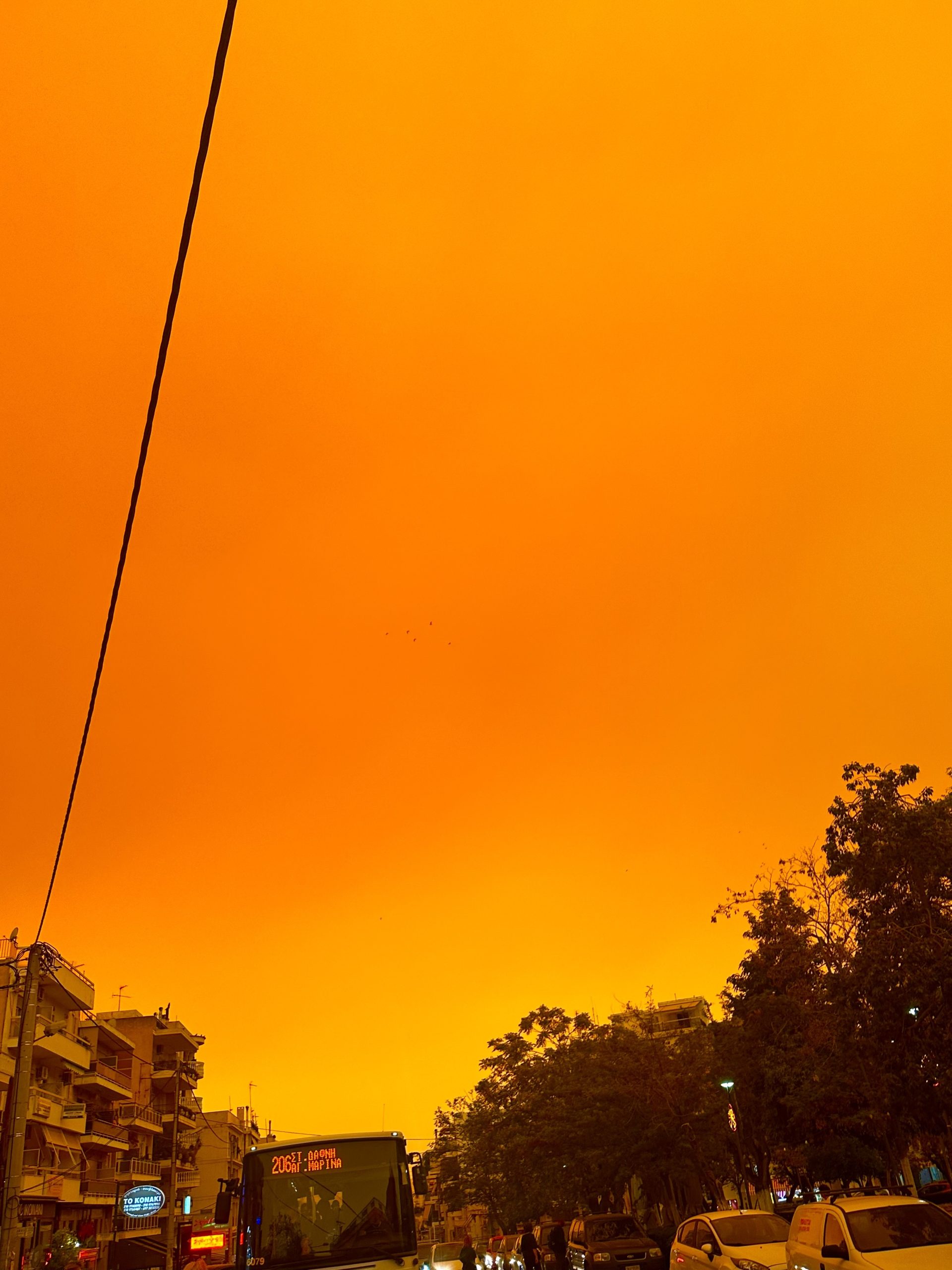 Απόκοσμο σκηνικό με κίτρινο και πορτοκαλί ουρανό στην Ελλάδα – Ανεξήγητη σκόνη «μπουκώνει» ακόμα και τα air-condition