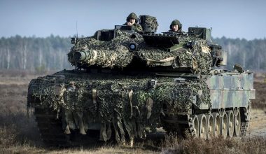 Οι Ρώσοι «ακτινογραφούν» το άθικτο γερμανικό Leopard 2A6 που κατέλαβαν από τους Ουκρανούς (βίντεο)