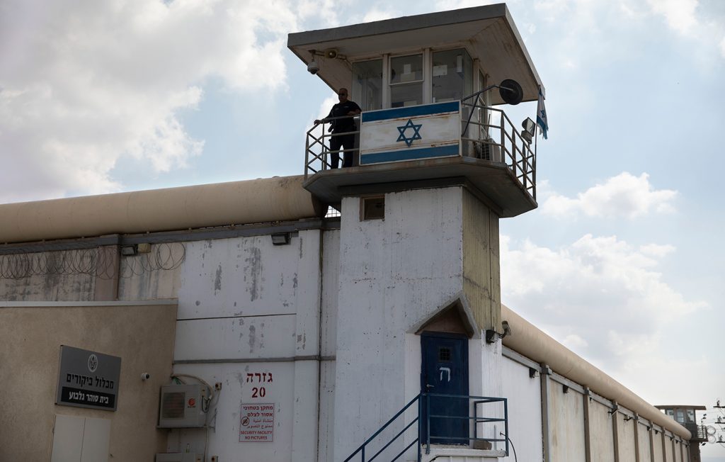 Ισραήλ: Με μώλωπες και σπασμένα πλευρά οι κρατούμενοι στις φυλακές – Τουλάχιστον 13 έχουν πεθάνει ανεξήγητα
