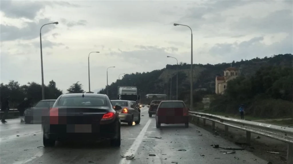 Θεσσαλονίκη: Ένα άτομο τραυματίστηκε μετά από τροχαίο μεταξύ στρατιωτικού λεωφορείου, απορριμματοφόρου και ΙΧ