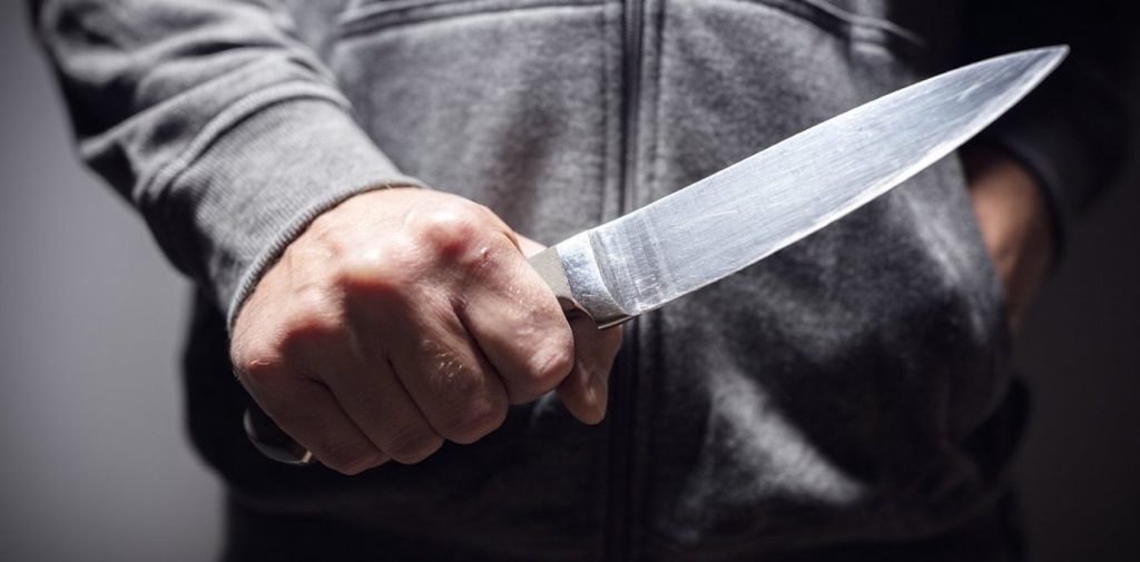 Κρήτη: 42χρονος σε κατάσταση αμόκ επιτέθηκε με κουζινομάχαιρο σε 35χρονο φίλο του