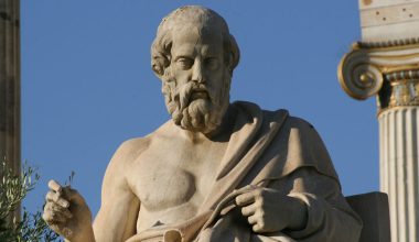 Αρχαίοι πάπυροι αποκάλυψαν το ακριβές σημείο ταφής του Πλάτωνα – Πώς πέθανε ο φιλόσοφος;