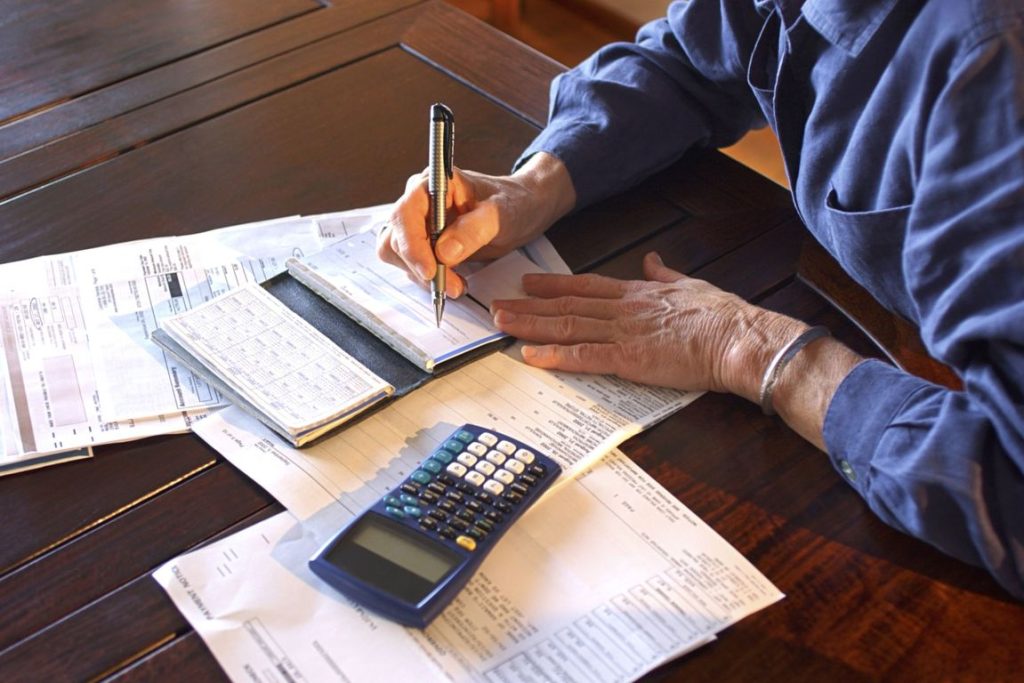 Όσα πρέπει να γνωρίζετε για τη συνταξιοδότηση με οφειλές – Ο «κόφτης» στις τραπεζικές καταθέσεις