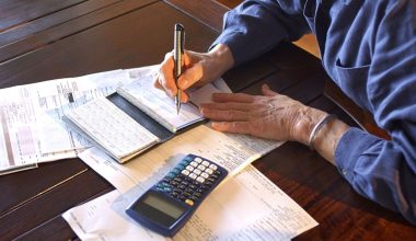 Όσα πρέπει να γνωρίζετε για τη συνταξιοδότηση με οφειλές – Ο «κόφτης» στις τραπεζικές καταθέσεις