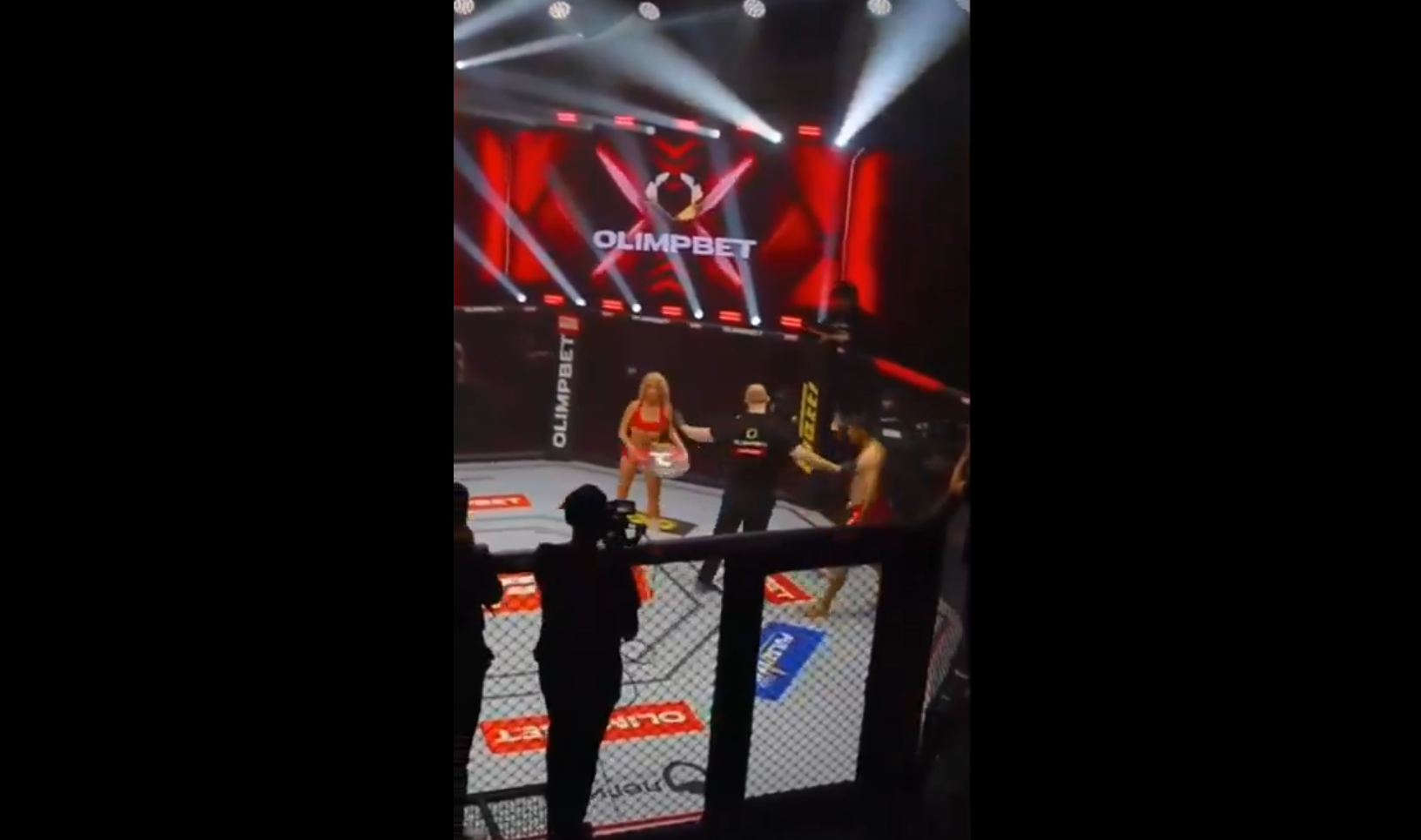 Μουσουλμάνος μποξέρ κλωτσά κοπέλα γιατί ήταν «απρεπώς ντυμένη» και τον σακατεύουν οι Ρώσοι θεατές! (βίντεο)