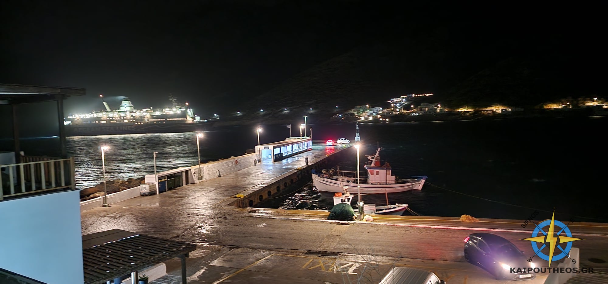 Σίφνος: Μία ώρα προσπαθούσε να δέσει στο λιμάνι το πλοίο «Άνεμος» (βίντεο)