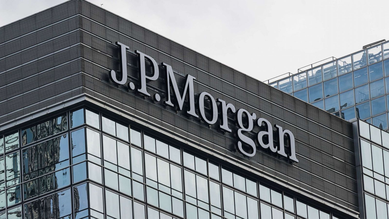 Άρχισαν τα αντίποινα: Δικαστήριο της Αγίας Πετρούπολης «παγώνει» κεφάλαια 440 εκατ. δολ. της JPMorgan στη Ρωσία