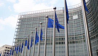Ευρωπαϊκή Επιτροπή: Παραπέμπεται στο Δικαστήριο της ΕΕ η Ελλάδα για καθυστερήσεις πληρωμών