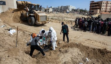 Ανακαλύφθηκαν ομαδικοί τάφοι στην Γάζα: Απαντήσεις ζητούν οι ΗΠΑ