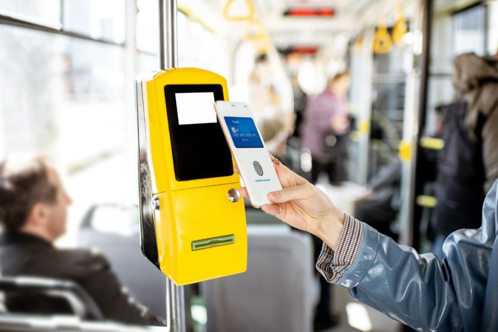 Πληρωμές με κάρτα και ψηφιακό πορτοφόλι στα λεωφορεία express του αεροδρομίου – Μέχρι τέλος του 2024 σε όλα τα ΜΜΜ
