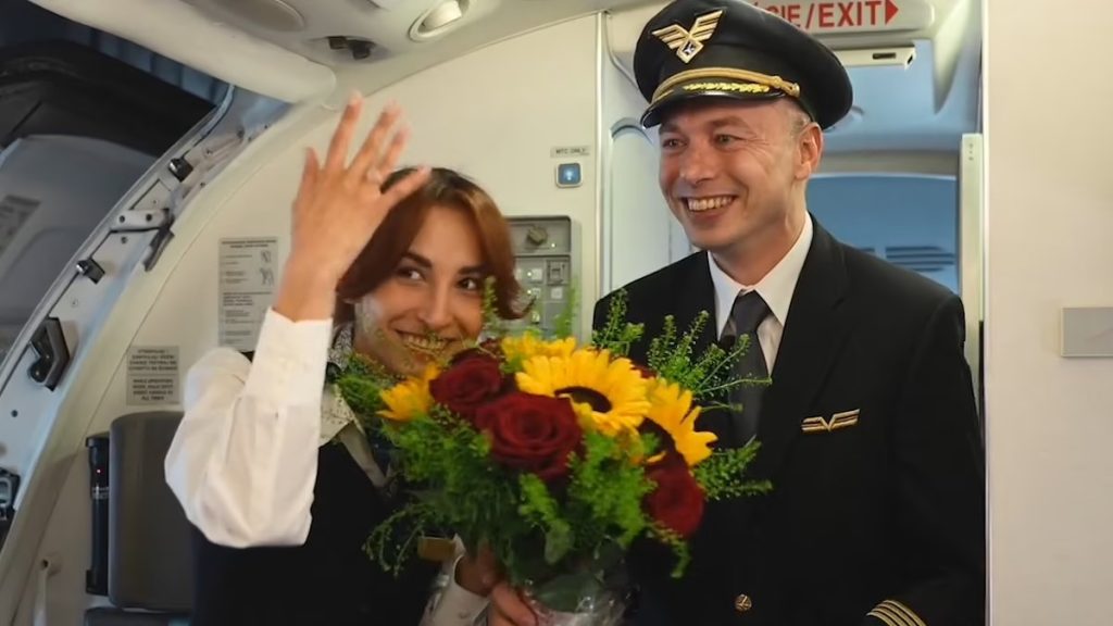 Πιλότος έκανε πρόταση γάμου στην αεροσυνοδό «στον αέρα» – Τα συγκινητικά λόγια του έφεραν δάκρυα στους επιβάτες