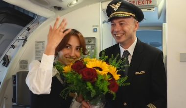 Πιλότος έκανε πρόταση γάμου στην αεροσυνοδό «στον αέρα» – Τα συγκινητικά λόγια του έφεραν δάκρυα στους επιβάτες