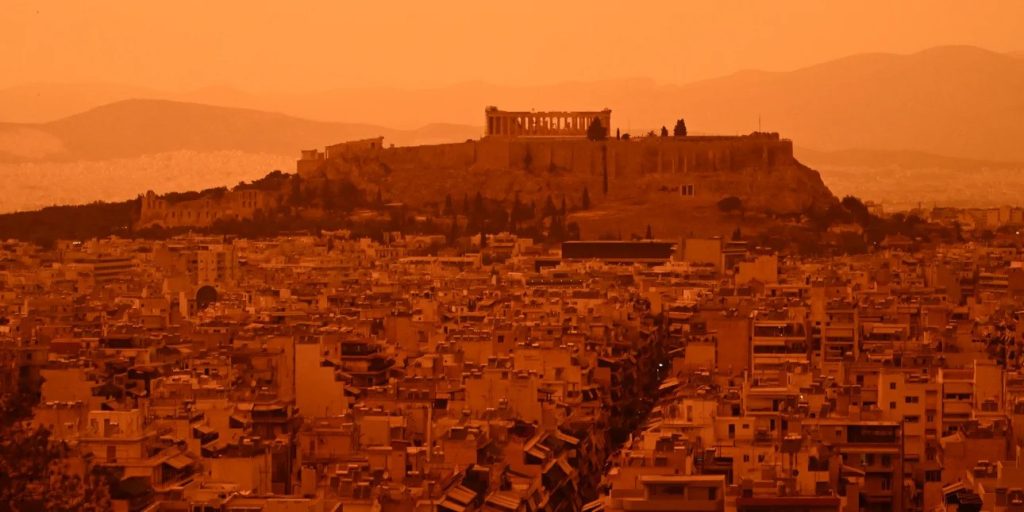 Απόκοσμο σκηνικό με κίτρινο και πορτοκαλί ουρανό στην Ελλάδα – Ανεξήγητη σκόνη «μπουκώνει» ακόμα και τα air-condition