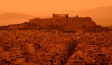 Απόκοσμο σκηνικό με κίτρινο και πορτοκαλί ουρανό στην Ελλάδα – Ανεξήγητη σκόνη «μπουκώνει» ακόμα και τα air-condition
