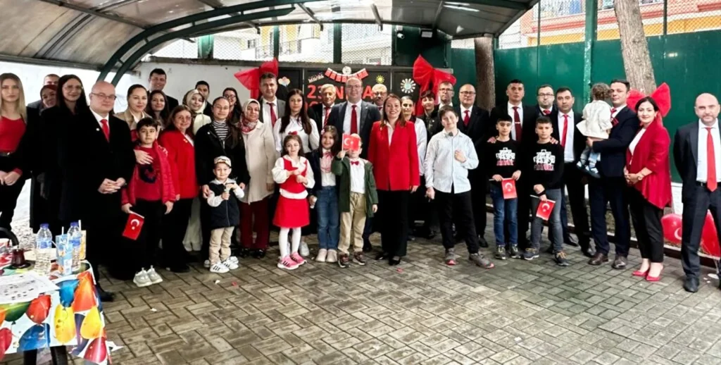 Θράκη: Έντυσαν παιδιά της μουσουλμανικής μειονότητας στα χρώματα της τουρκικής σημαίας μέσα στο προξενείο!