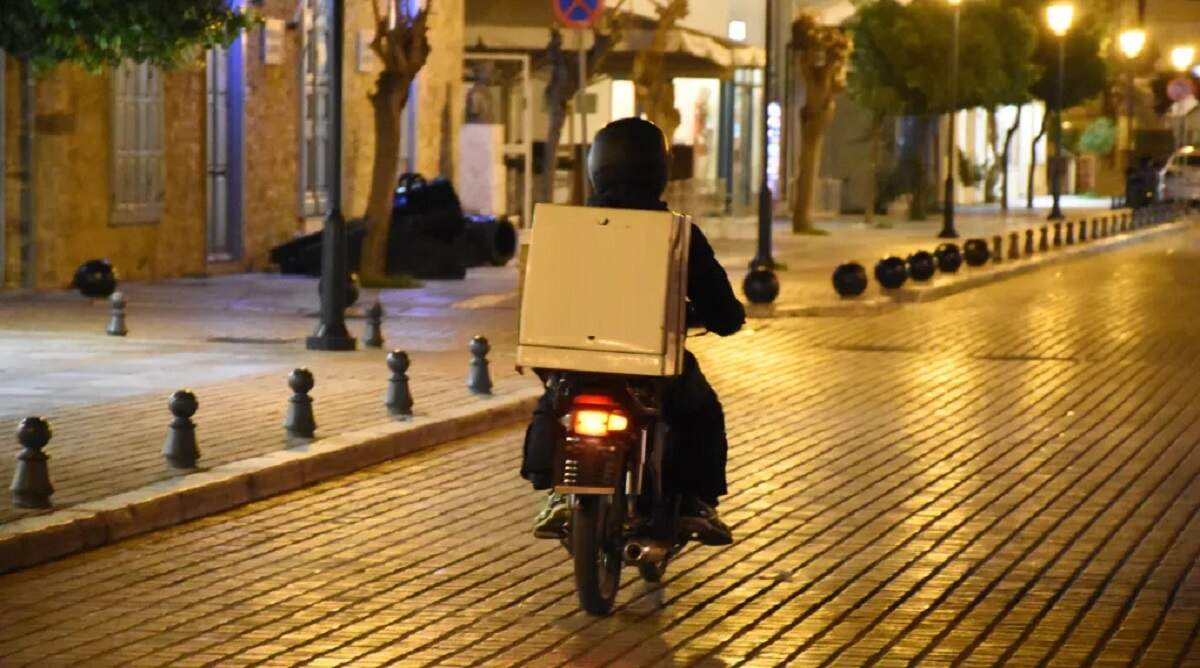 Άγιος Δημήτριος: Επιτέθηκαν σε διανομέα στη μέση του δρόμου