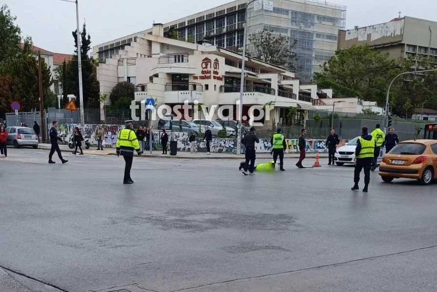 Τροχαίο ατύχημα στη Θεσσαλονίκη: Μηχανή παρέσυρε τροχονόμο (φώτο)