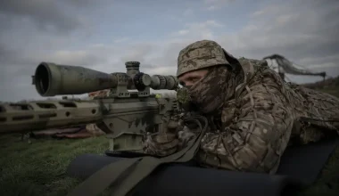 Αμερικανός μισθοφόρος εξηγεί γιατί και οι Ουκρανοί προτιμούν τα ρωσικά όπλα