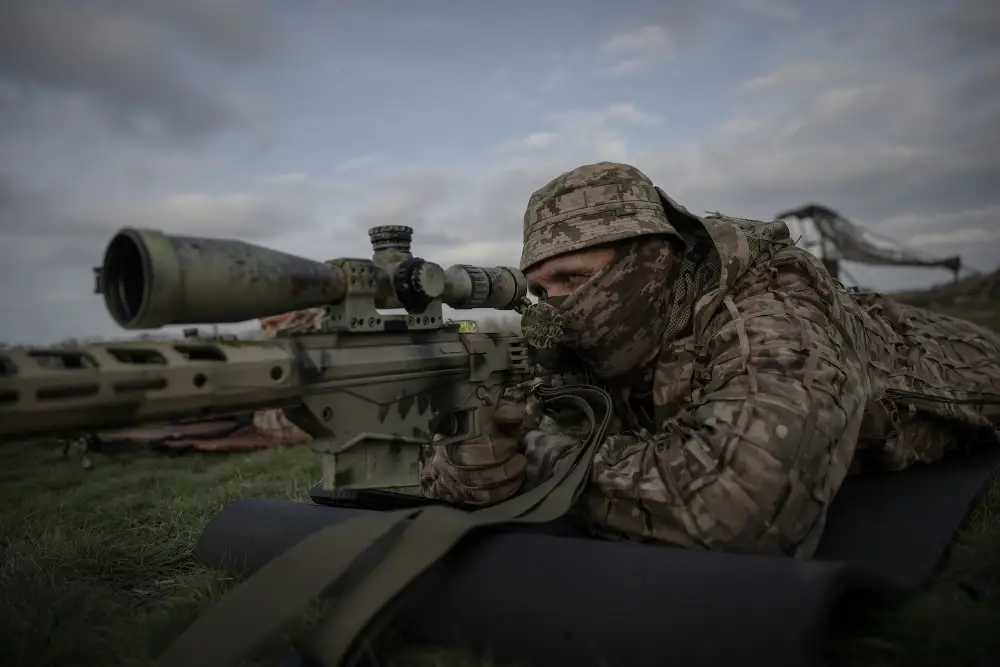 Αμερικανός μισθοφόρος εξηγεί γιατί και οι Ουκρανοί προτιμούν τα ρωσικά όπλα